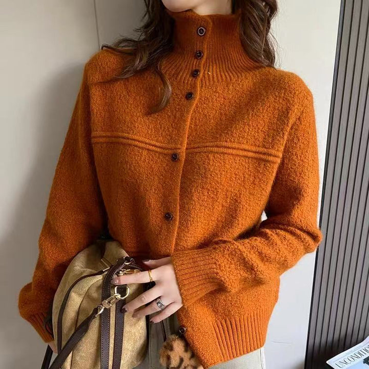 Cardigan pour femmes avec col haut et détails en bouton Chic & Stil