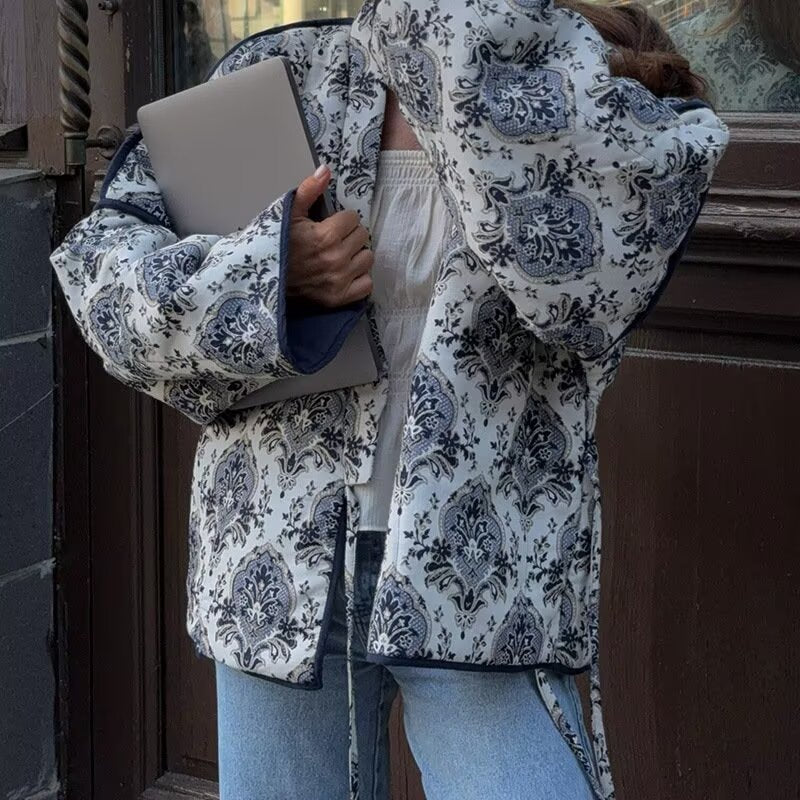 Robe de chambre élégante pour femmes avec motif floral et taille Chic & Stil