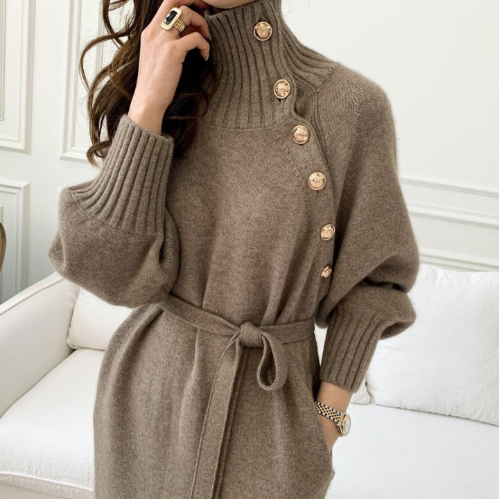 Robe en tricot à col haut et détails de boutons élégants Chic & Stil pour femmes