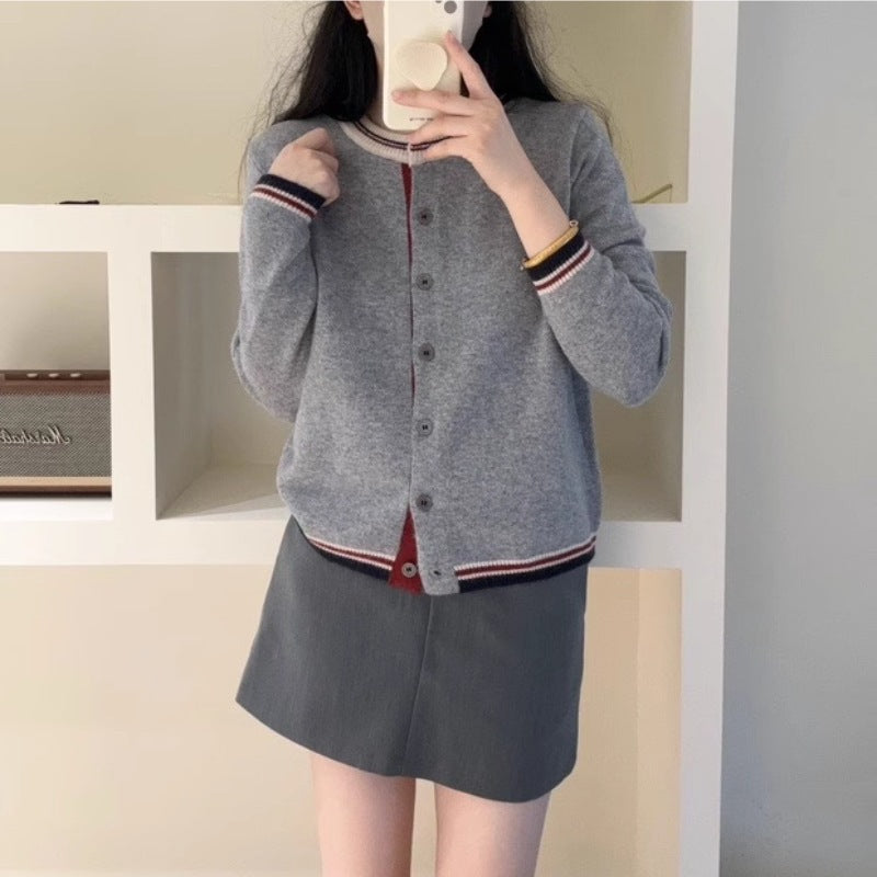 Cardigan pour femmes avec des poignets contrastés et des détails de bouton Chic & Stil