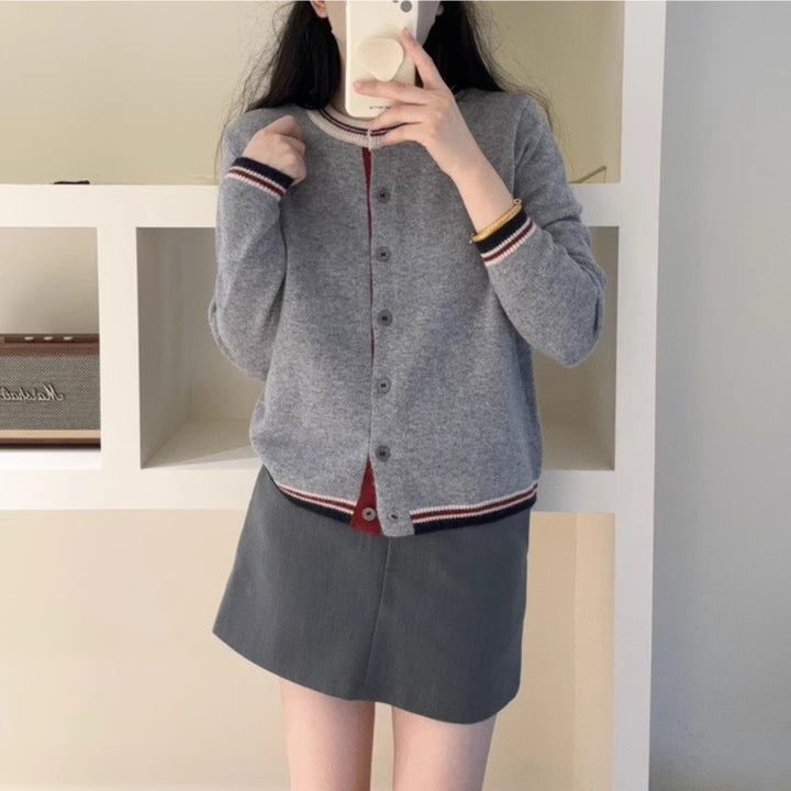 Cardigan pour femmes avec des poignets contrastés et des détails de bouton Chic & Stil
