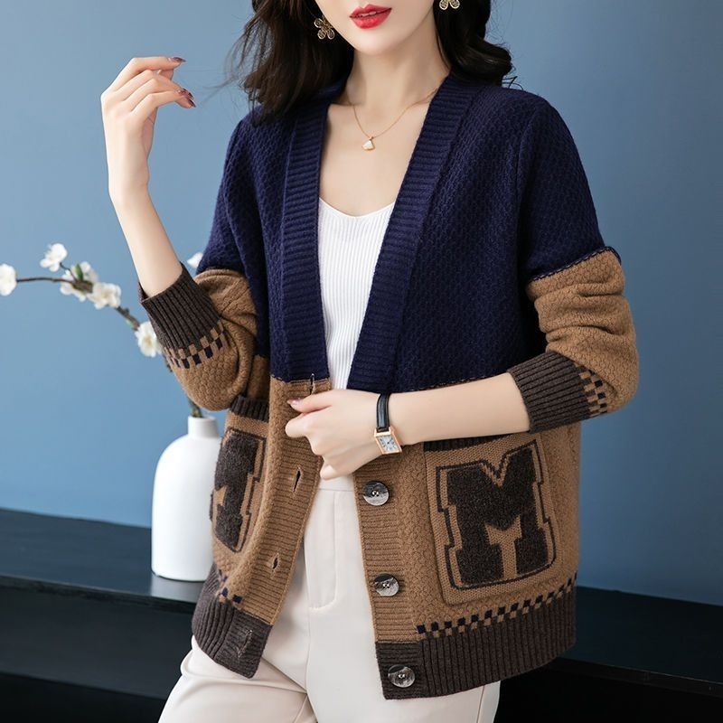 Gilet décontracté pour femmes avec des motifs en câble modernes et des poches pratiques Chic & Stil