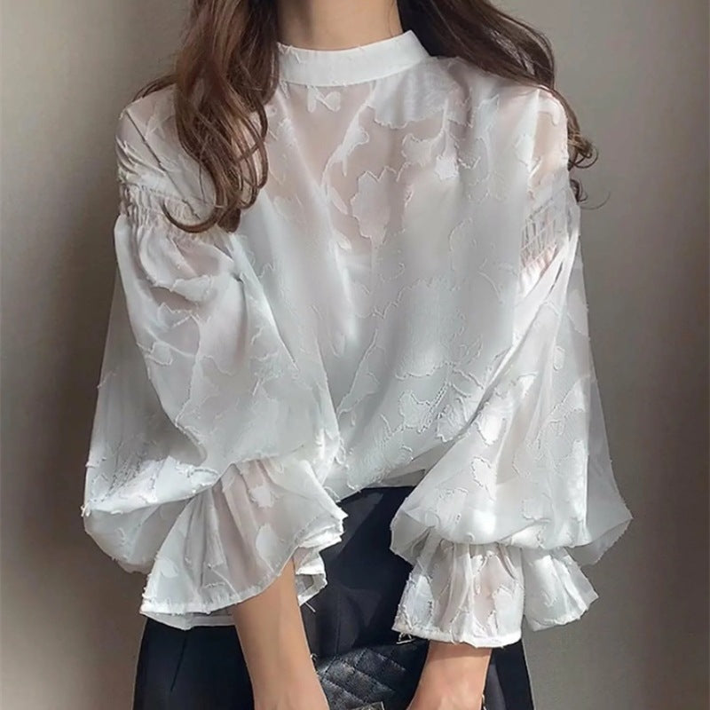 Femme élégante blouse avec broderie florale et manches volumineuses Chic & Stil