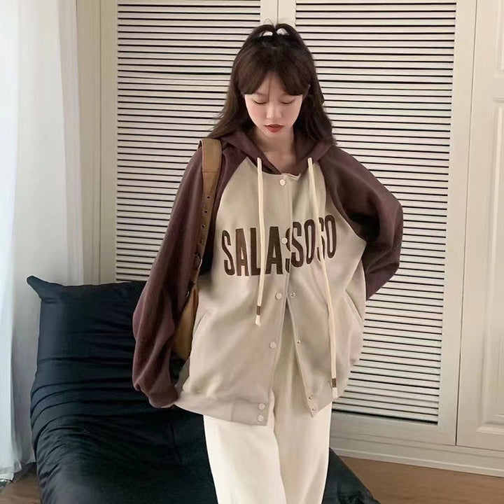 Women's sporty hooded jacket with a casual cut and eye-catching print Chic & Stil