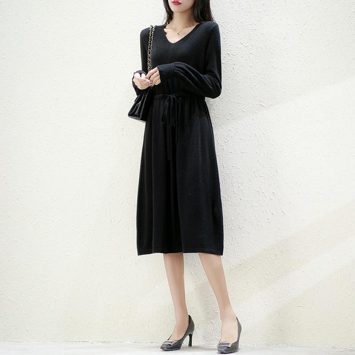 Robe en tricot pour femmes avec décolleté en V et ceinture à la taille Chic & Stil
