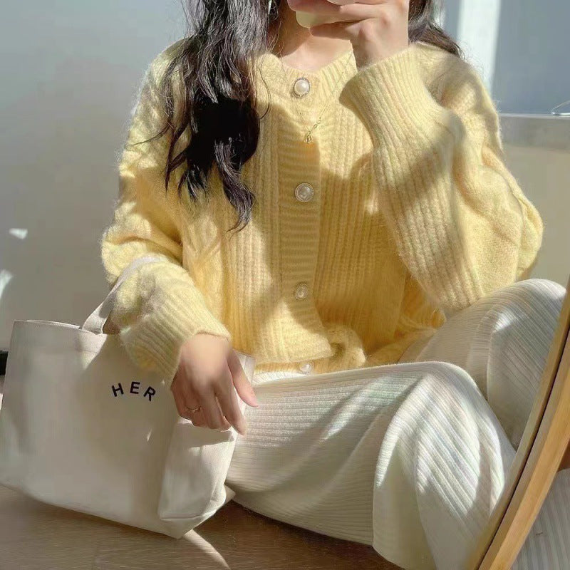 Cardigan Tricot Doux pour Femmes avec Détails de Boutons en Perle et Texture en Tricot Câble Chic & Stil