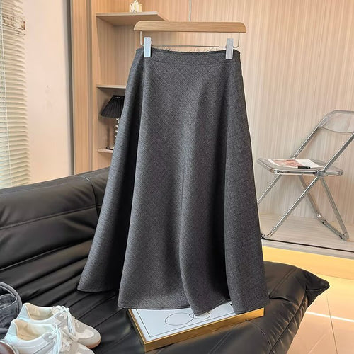 Elegant and fluid maxi skirt for women with high waist design Lune London