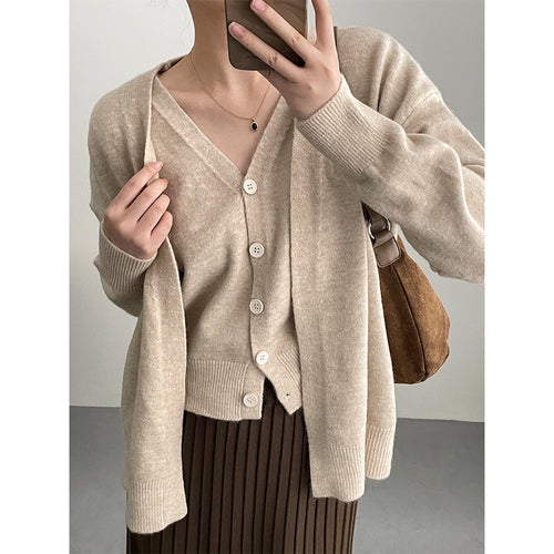 Cardigan féminin à la mode avec décolleté en V et fermeture à boutons Chic & Stil