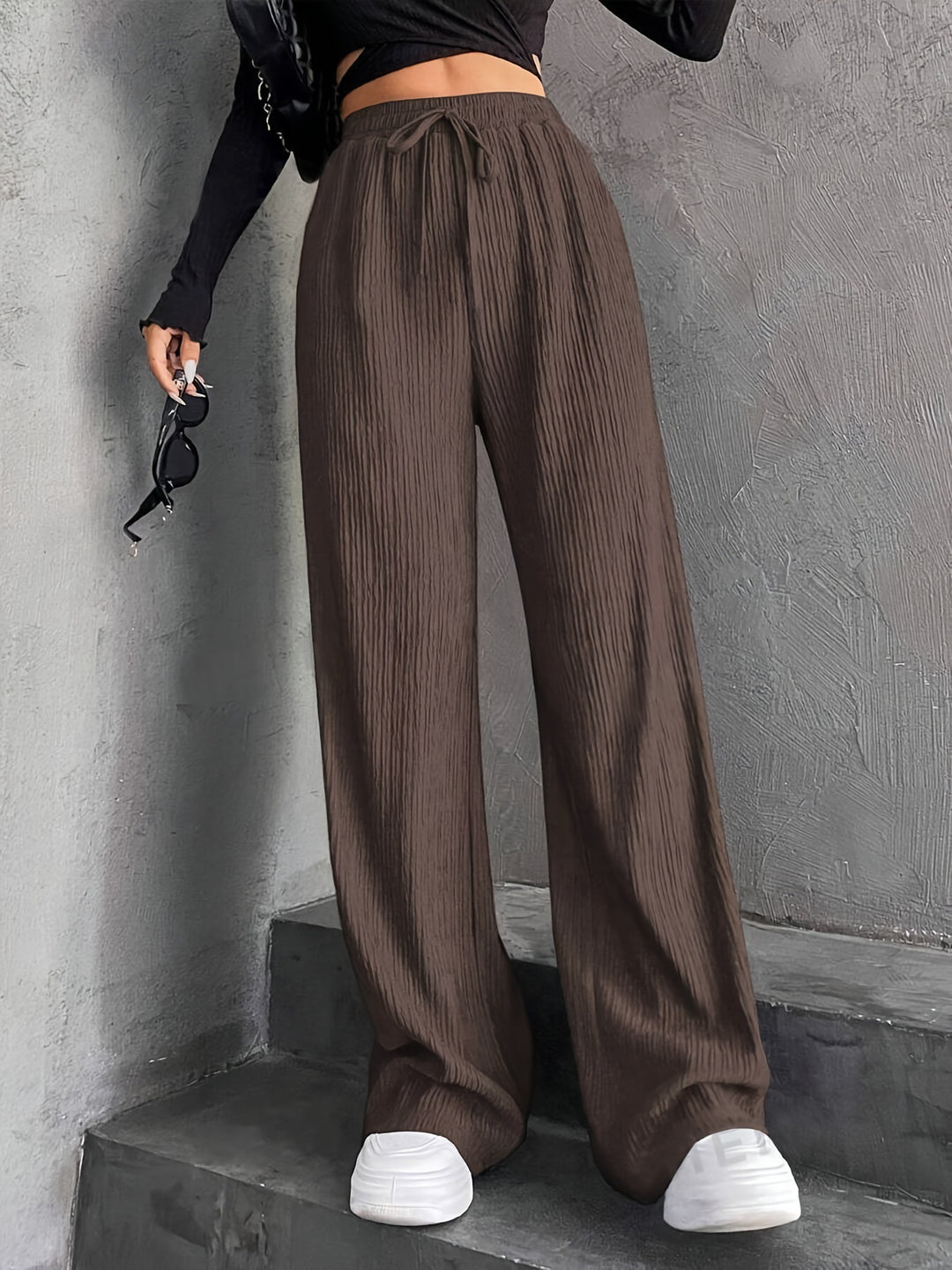 Pantalons plissés à coupe large pour femmes avec taille élastique et poches latérales pratiques Chic & Stil