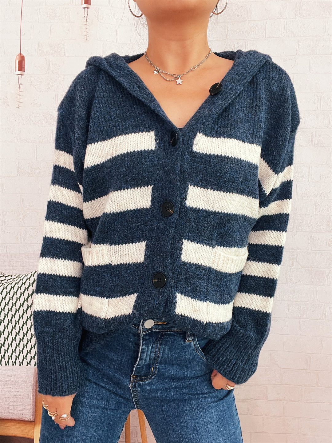 Cardigan décontracté en tricot pour femmes avec capuche et grandes rayures Chic & Stil