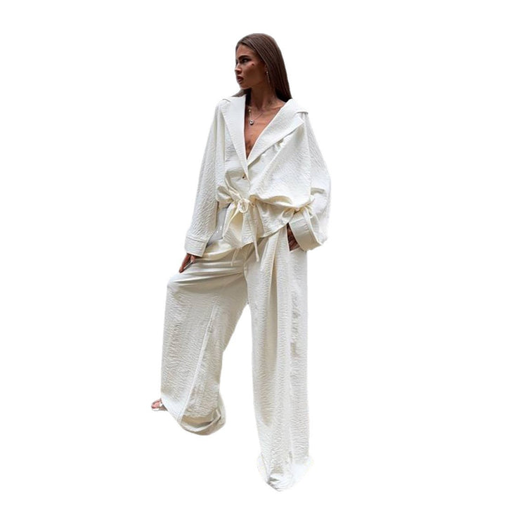 Trendy women's jumpsuit with a wide cut and cinched belt Lune London