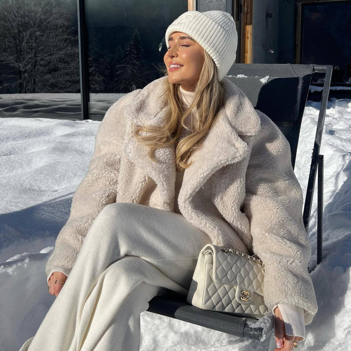 Faux fur jacket for women with an elegant oversized fit and a luxurious inner lining Lune London