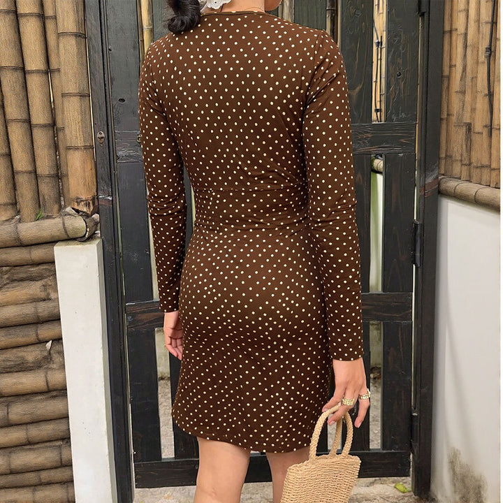 Robe mini pour femmes avec un élégant col en V et un motif à pois ludique Chic & Stil