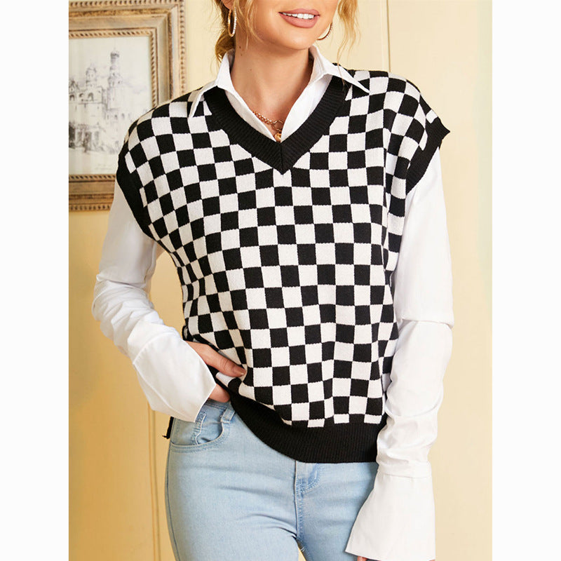 Women's fashion V-neck pullover with checkered pattern Lune London