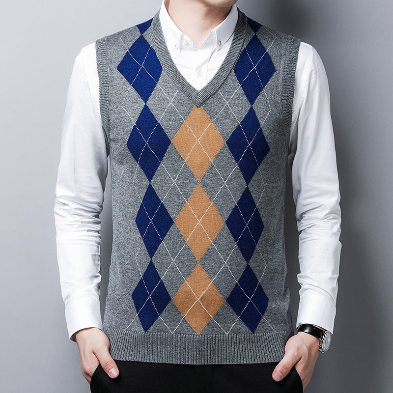 Men's classic knit V-neck sweater with diamond pattern Lune London