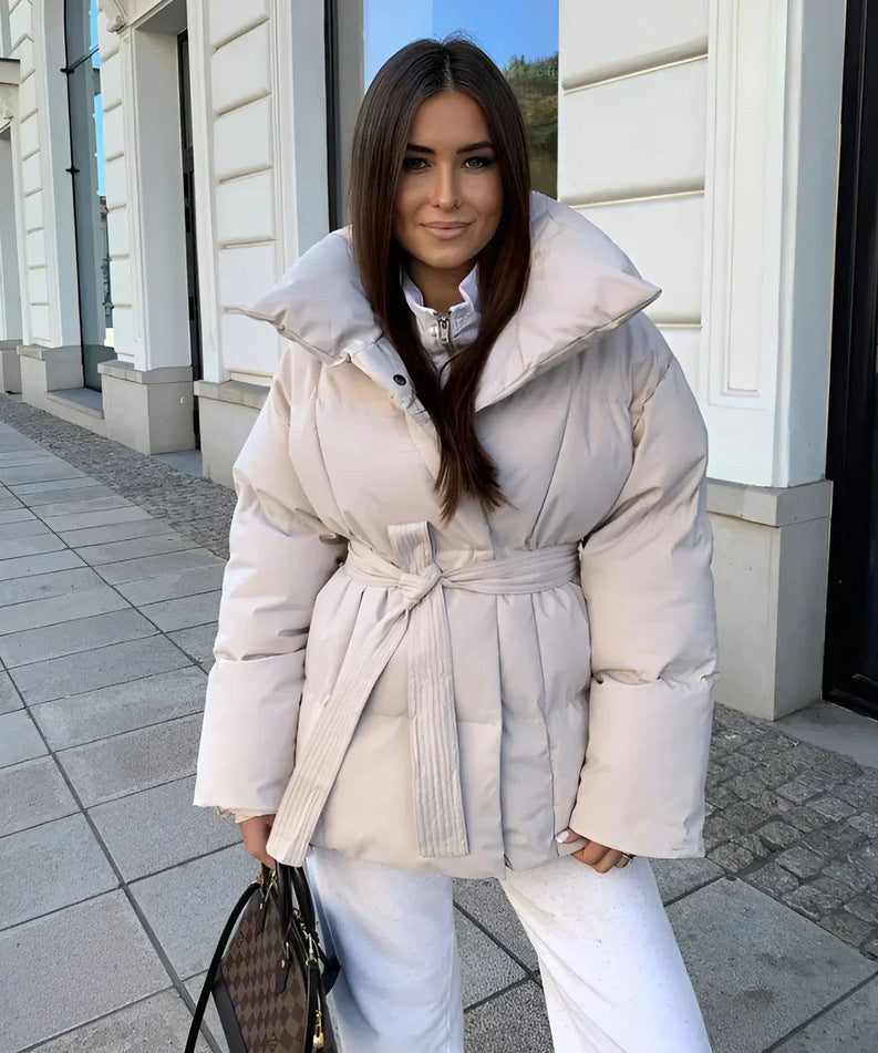 Veste matelassée tendance pour femmes avec large col et ceinture à la taille Lune London