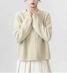 Cardigan femme en maille fine avec fermeture à bouton décoratif et structures côtelées douces Chic & Stil