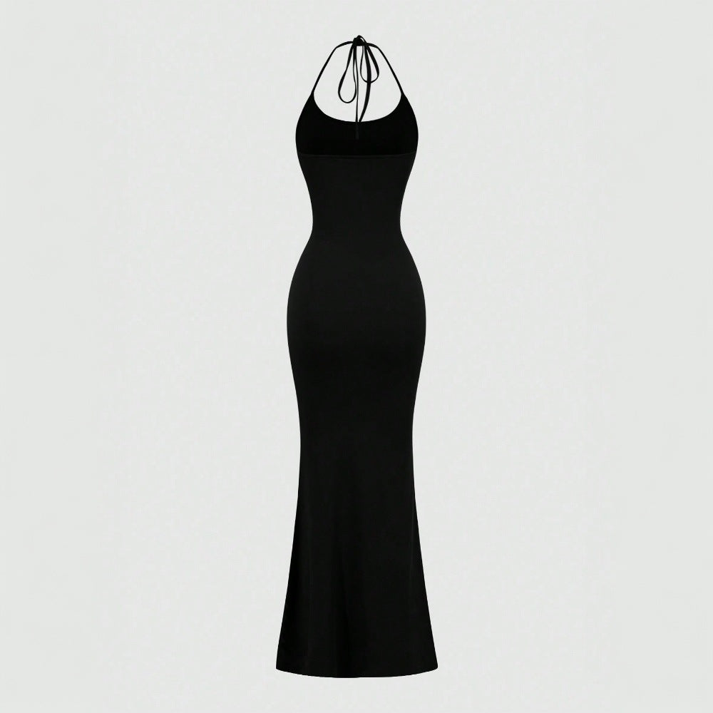 Robe maxi ajustée pour femmes avec design halter et coupe slim Chic & Stil