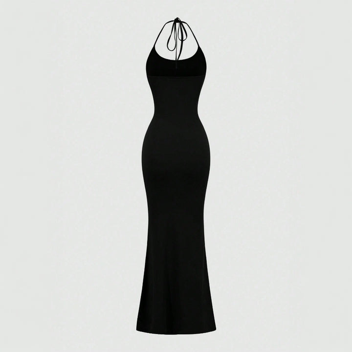 Robe maxi ajustée pour femmes avec design halter et coupe slim Chic & Stil