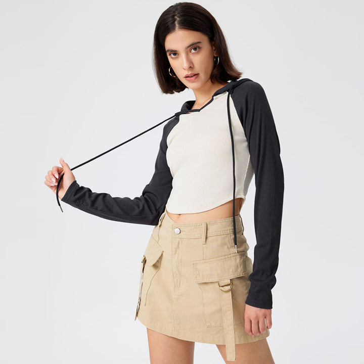 Chic & Stil Women's short sports top with hood and long sleeves