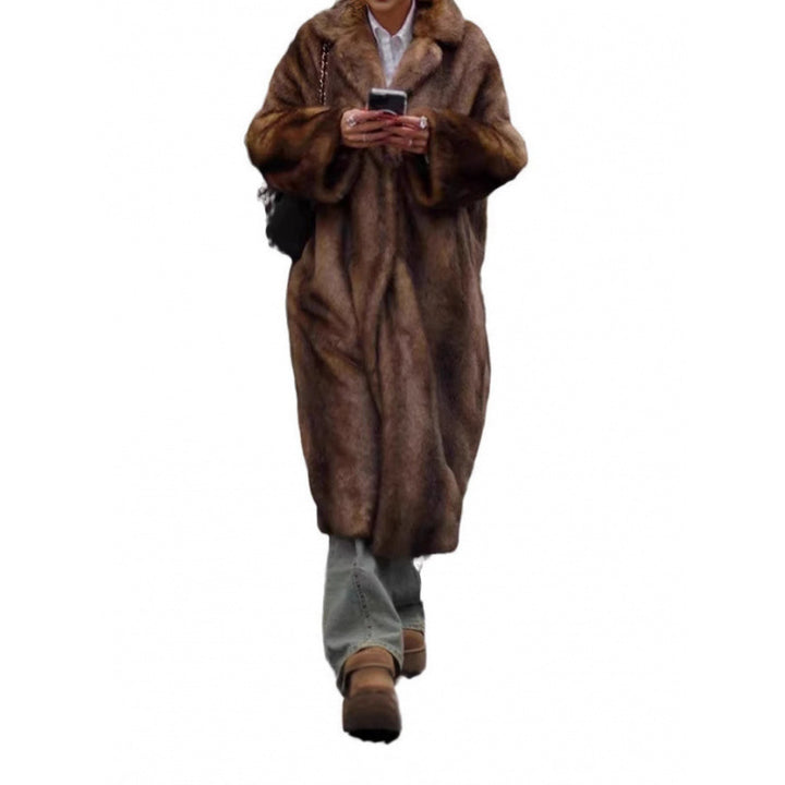 Women Luxurious Faux Fur Coat with Large Lapels and Soft Lining Lune London