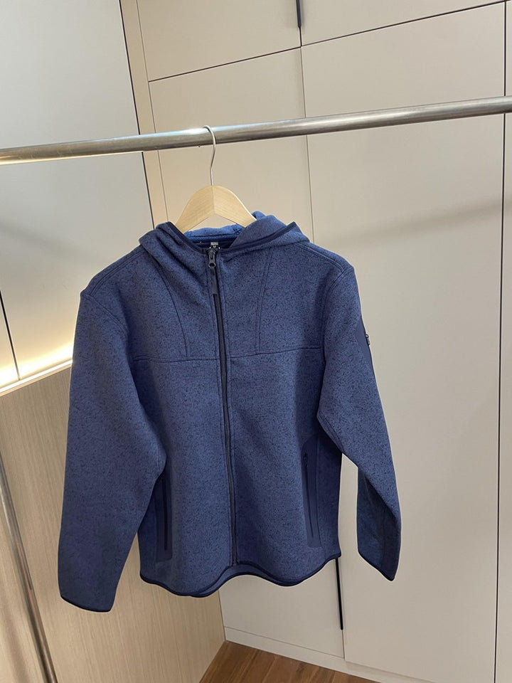 Veste fonctionnelle femme avec capuche respirante et poches zippées sur les côtés Chic & Stil