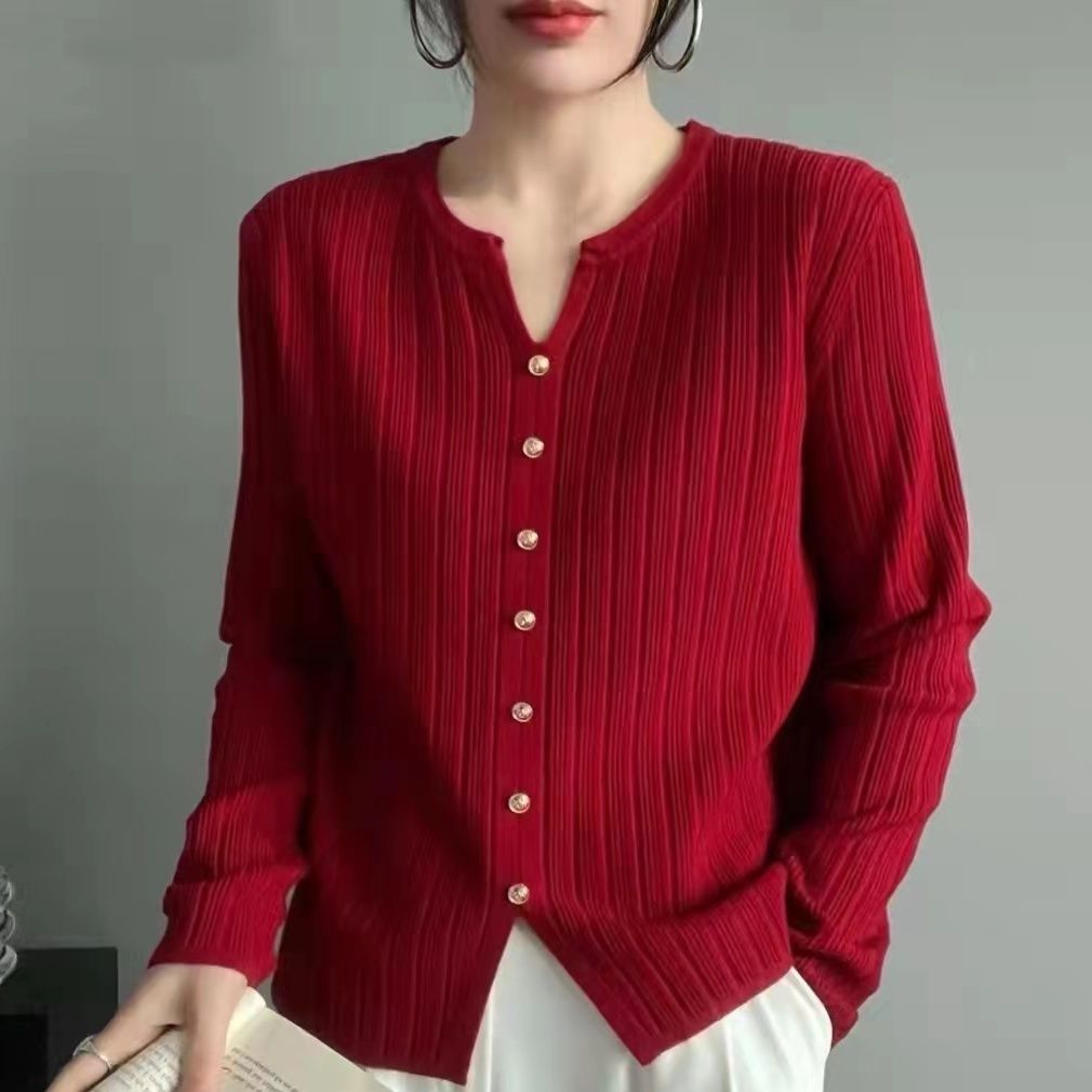 Blouse élégante pour femmes avec de fins plis et des détails de boutons Chic & Stil
