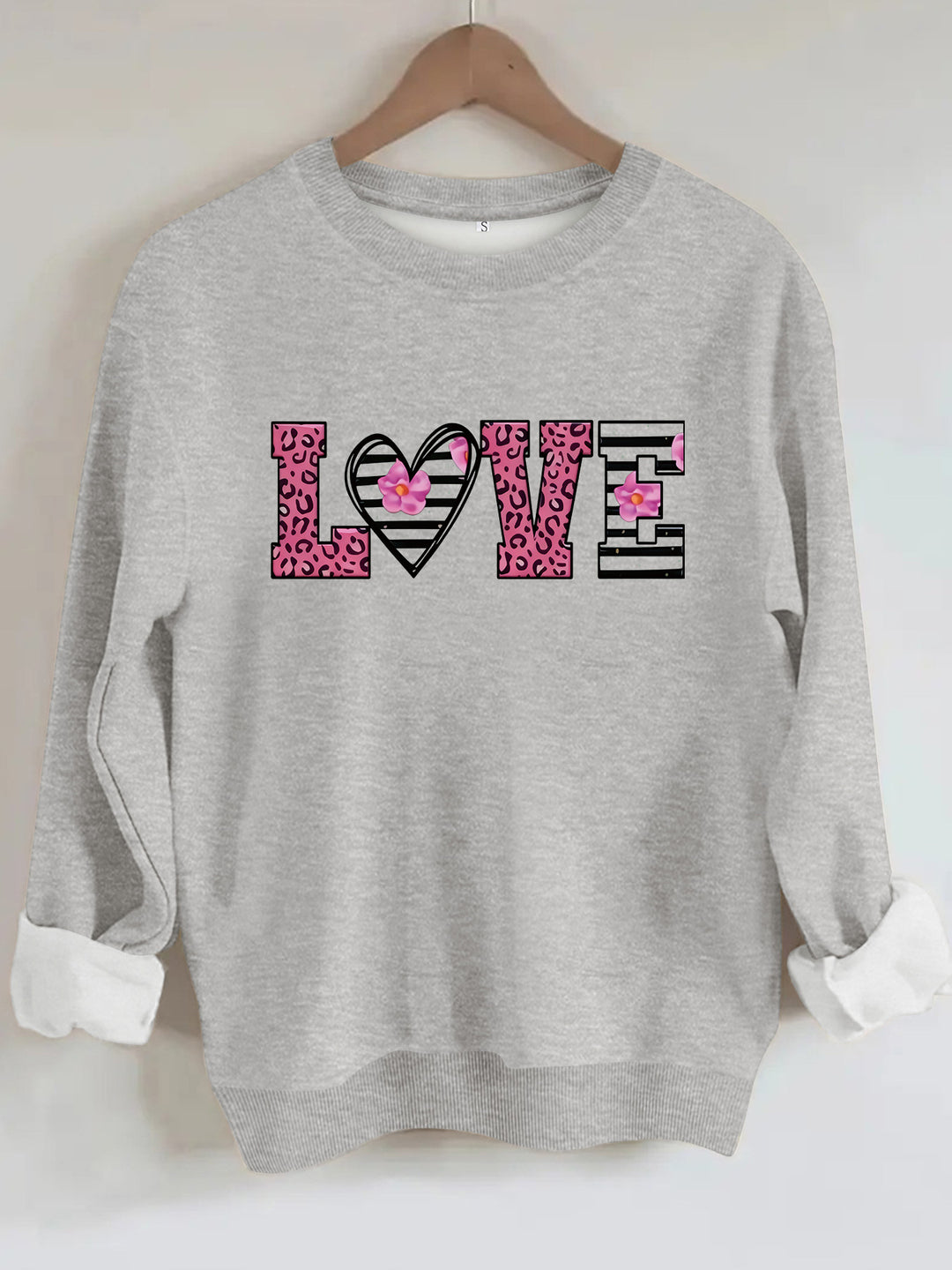 Sweatshirt femme avec design moderne de cœur léopard et coupe confortable Chic & Stil