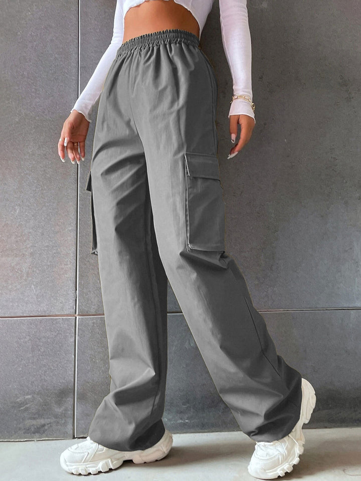 Women's cargo pants with elastic waist and practical side pockets Lune London