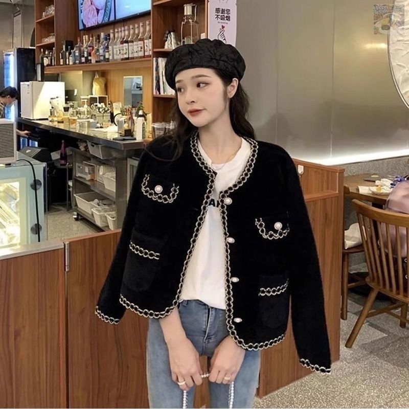 Femme Élégante Veste à Manches Courtes avec Détails en Bijoux Chic & Stil
