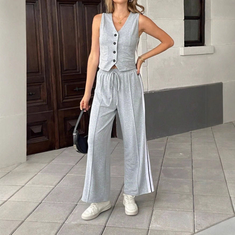 Two-piece women's sports set with a loose fit and an elastic waistband Lune London