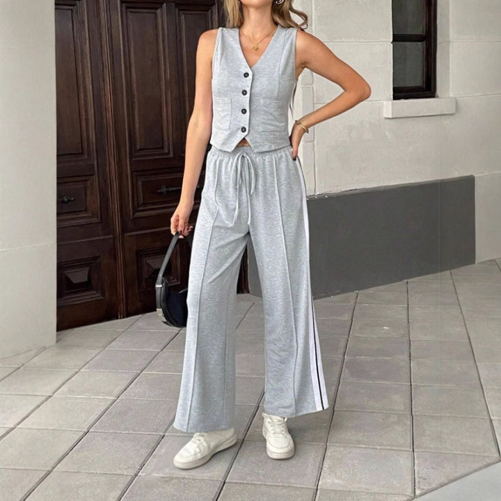 Two-piece women's sports set with a loose fit and an elastic waistband Lune London