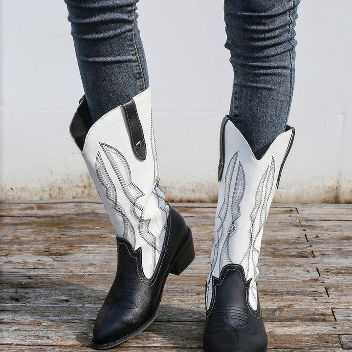 Ladies' cowboy boots with an elegant chic and stylish stitch pattern