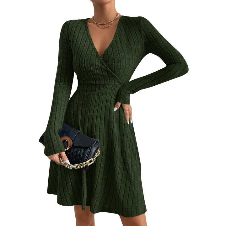 Robe tricotée pour femmes avec un élégant décolleté en V et une coupe ajustée Chic & Stil