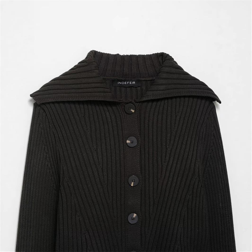Knit jacket for women with a wide collar and trendy button details Lune London