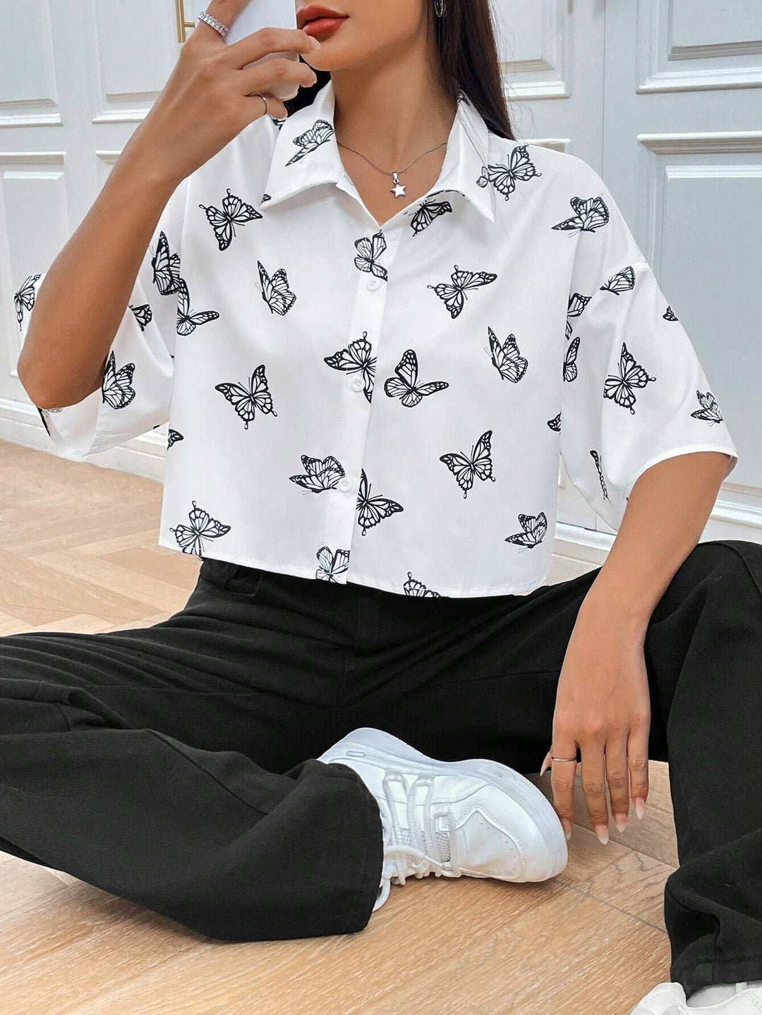 Short sleeve shirt for women with butterfly pattern and relaxed fit Chic und Stil