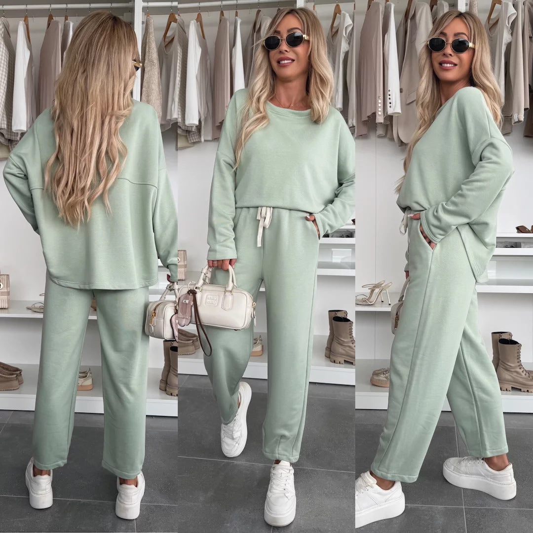 Women’s loungewear set with comfortable elastic waistband and modern sweatshirt