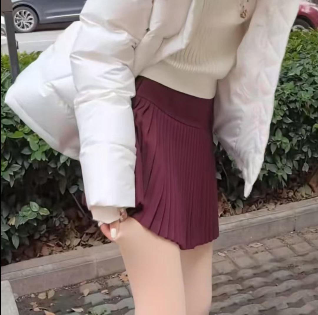Pleated mini skirt for women with elastic waist and lightweight fabric Lune London