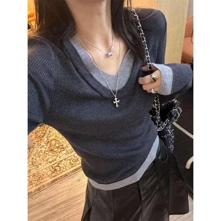 Pull fin à col en V pour femmes avec poignets contrastés Chic & Stil