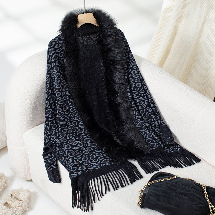 Elegant women's poncho sweater with a luxurious faux fur collar and a fringed hem Lune London