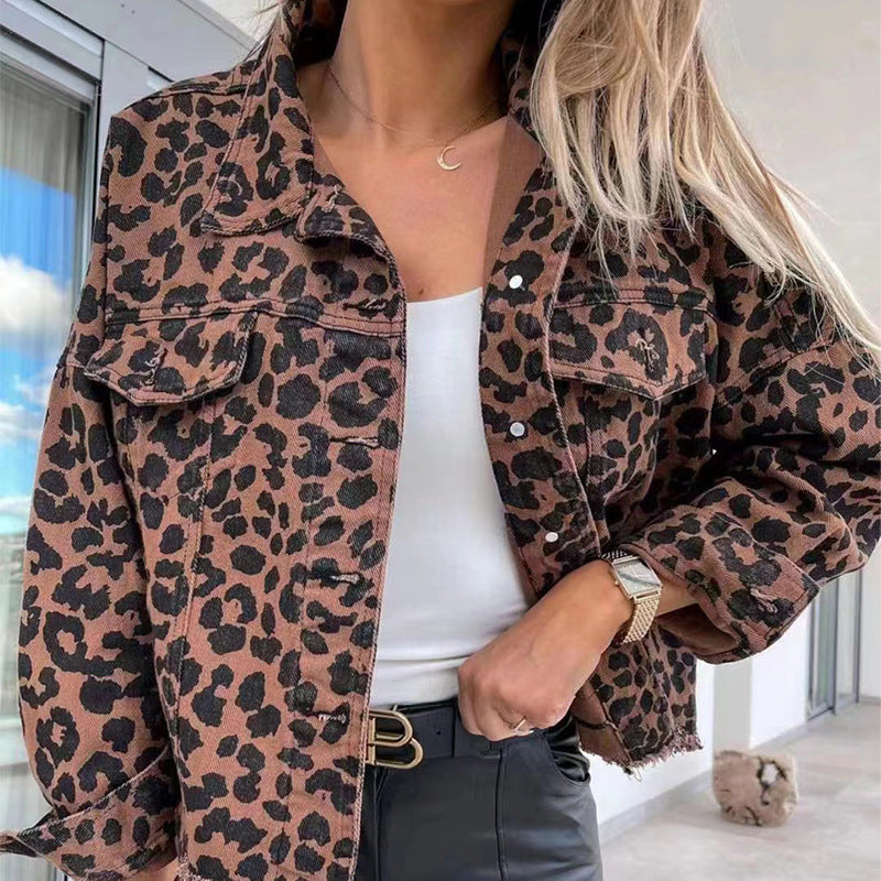 Women's denim jacket in a trendy leopard print with frayed hems and an oversized fit Chic & Stil