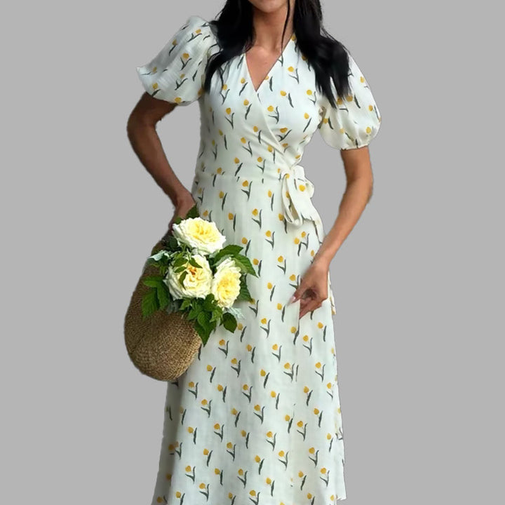 Robe portefeuille pour femmes avec des manches bouffantes volumineuses et des embellissements floraux Chic & Stil