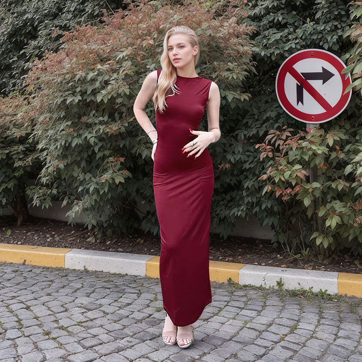 Robe maxi pour femmes avec une coupe élégante et ajustée et une fente haute Chic & Stil