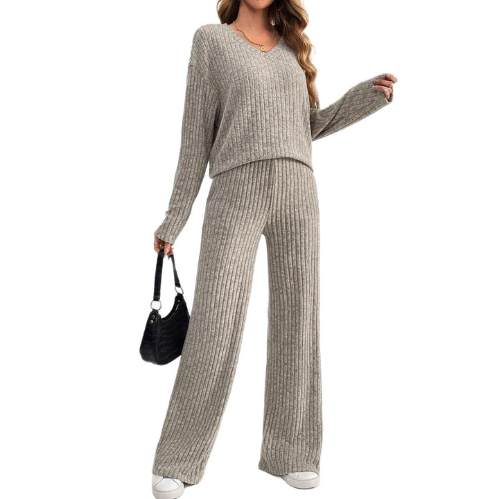 Ladies comfortable lounge set with V-neck and loose fit Lune London