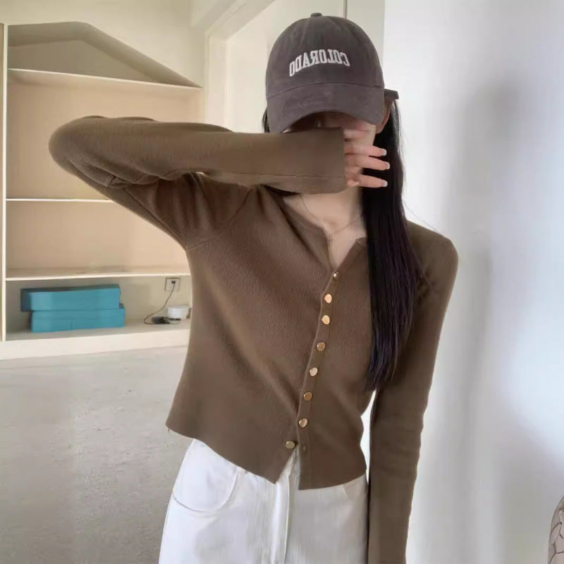 Cardigan élégant pour femmes avec détail de boutons et matériau doux Chic & Stil