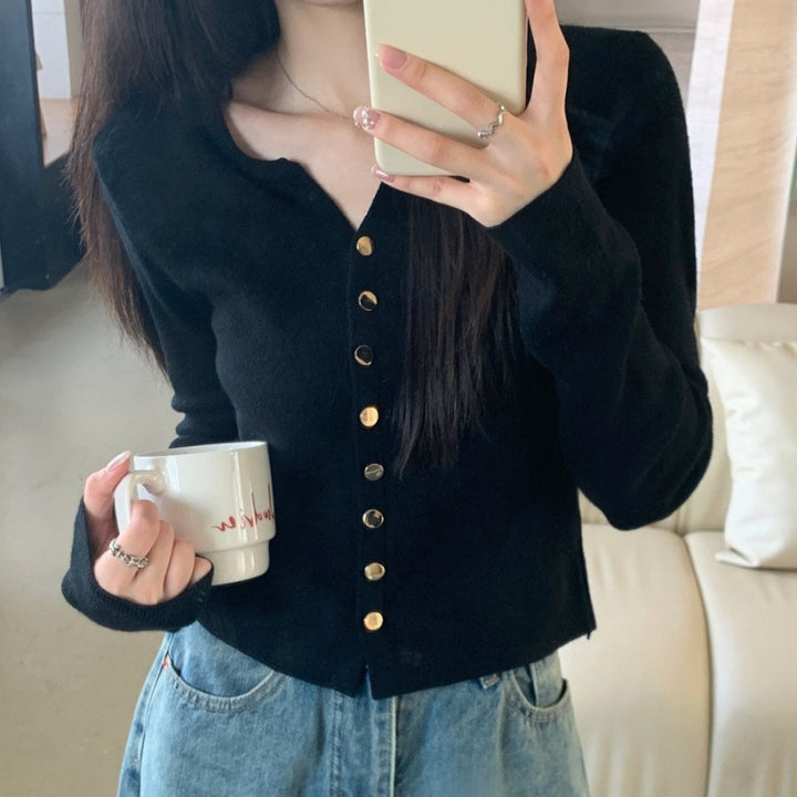 Cardigan élégant pour femmes avec détail de boutons et matériau doux Chic & Stil
