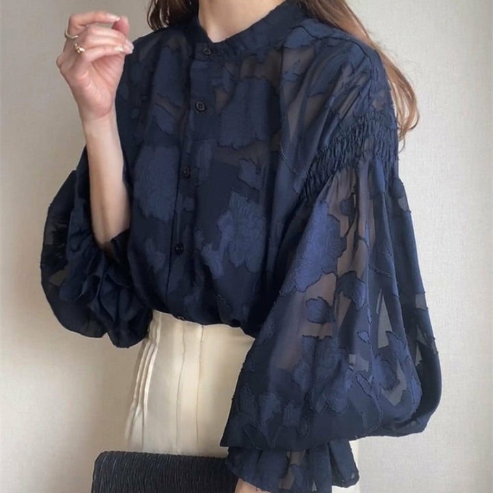Femme élégante blouse avec broderie florale et manches volumineuses Chic & Stil
