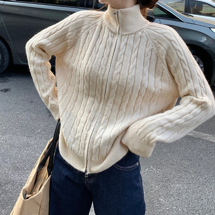 Cardigan pour femmes avec design en câble et col montant Chic & Stil