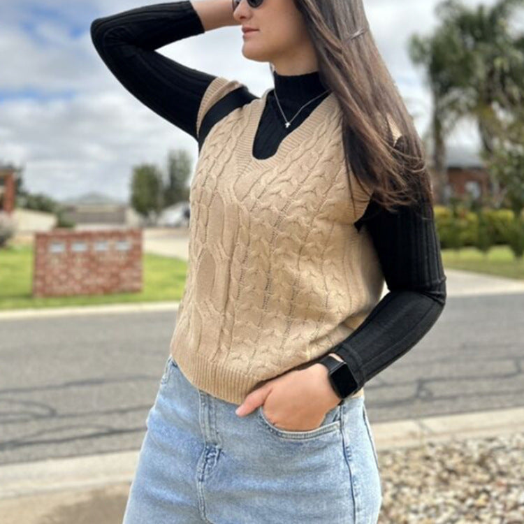 Knitted cardigan for women with traditional cable pattern Lune London