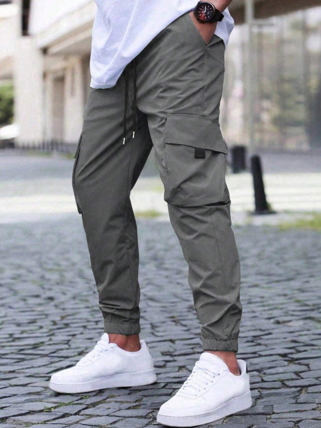 Men's cargo pants with practical zip pockets and an elastic waistband Lune London
